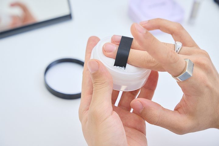 最後にRYOJI＆GHEEはパウダーで仕上げ