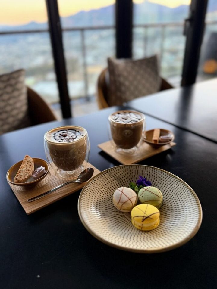 ザ・バーの店内から望む夕暮れの景色と、ティータイムの様子