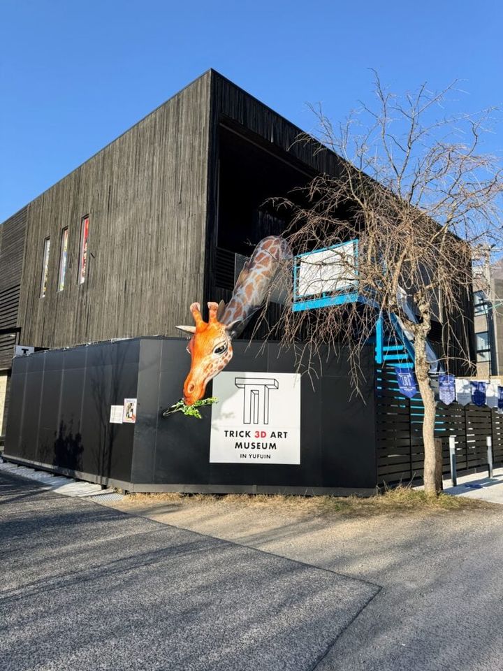 川沿いにキリン！のトリックアートが！