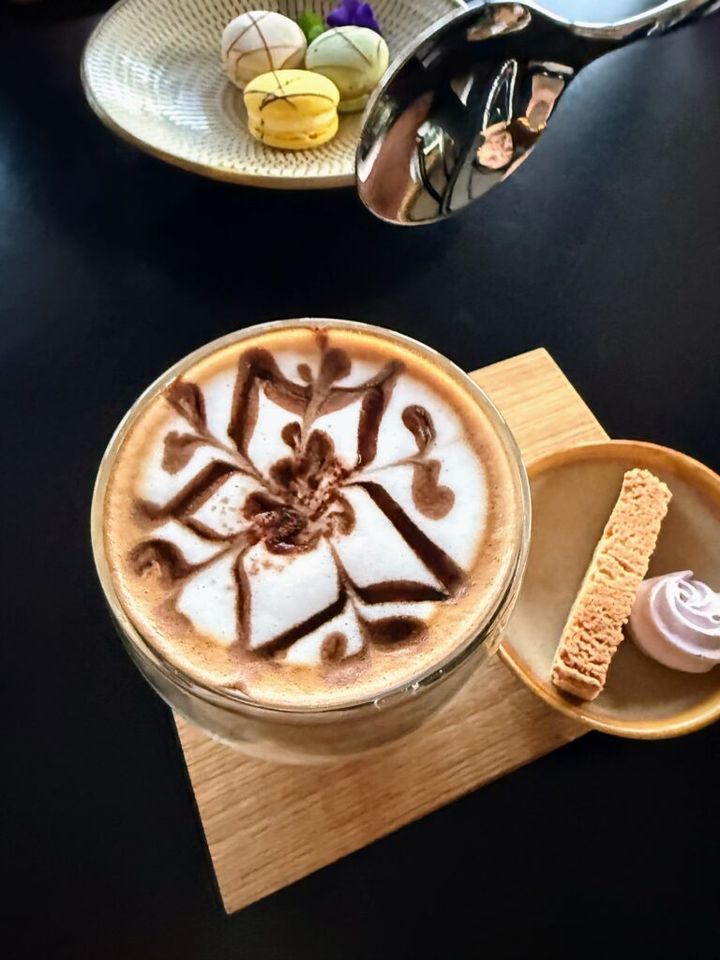 アートの美しいカフェモカには、メレンゲとクッキーがついてきました♪