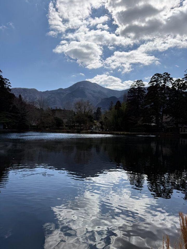 金鱗湖と、湖面に映る空が美しい。