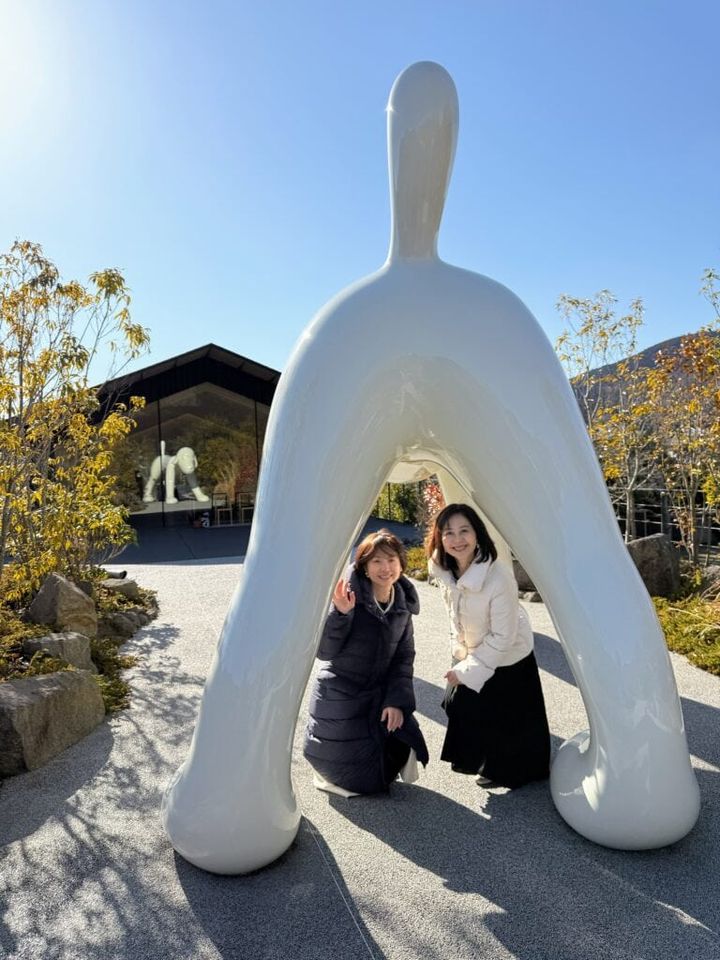 この位置からとると、彫刻の後ろと前が両方映るんです。