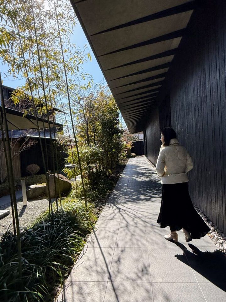 展示室1と2へはこの細道を通って移動します