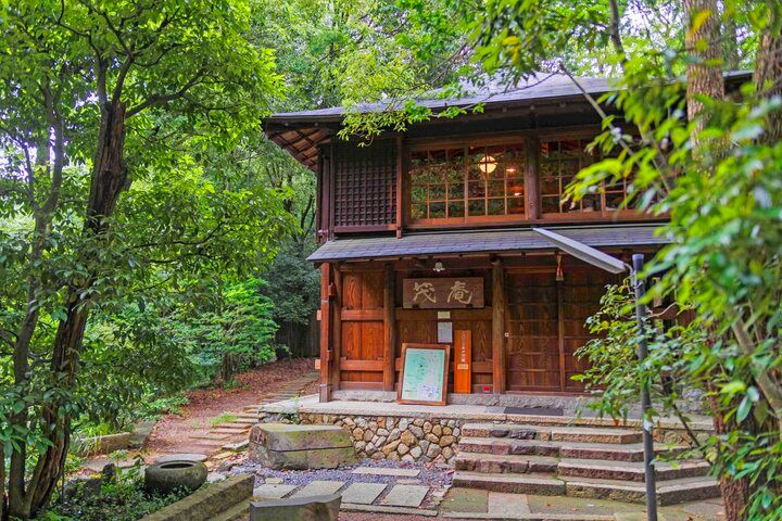 京都・吉田山の青もみじさんぽ、新緑に輝く神楽岡から京大キャンパスへ♪ 隠れ家カフェや庭園美術館も