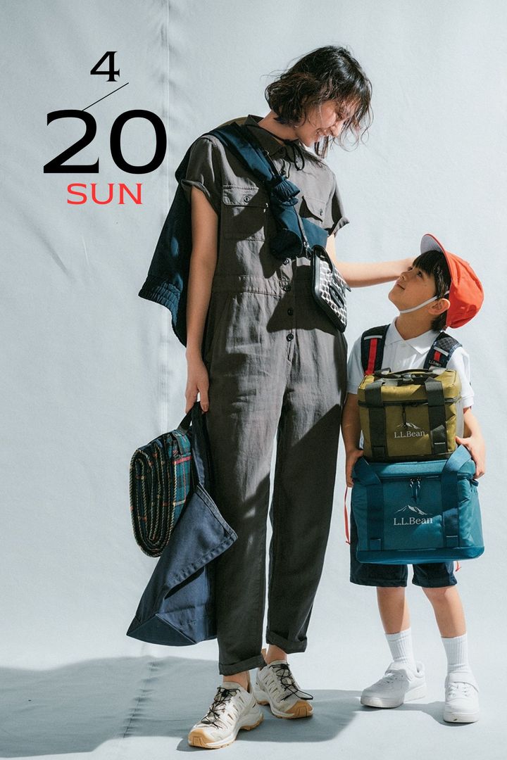 グレーの半袖オールインワンをロールアップしてスニーカーを合わせた遠足コーデ