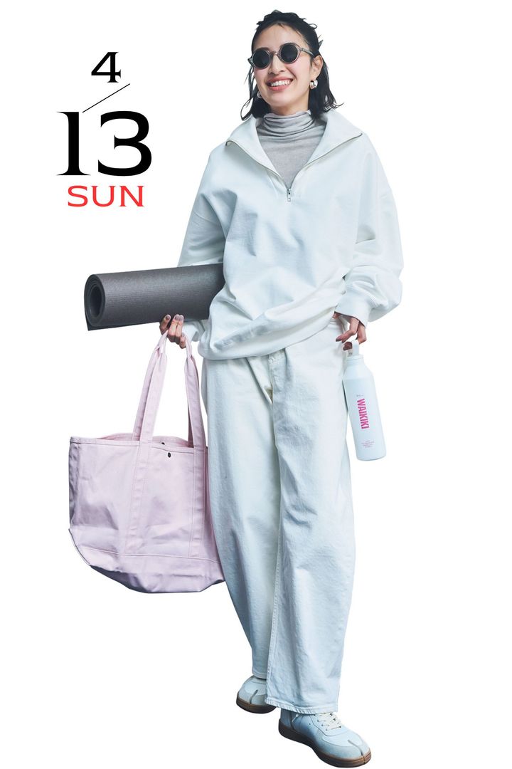 ライトグレーのタートルロンTに白のハーフジップスウェットと白デニムを合わせたコーデ