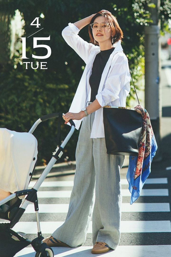 黒のカットソーとワイドパンツに白シャツを羽織ってアディダスのスニーカーやレザーの肩掛けトートを合わせたコーデ