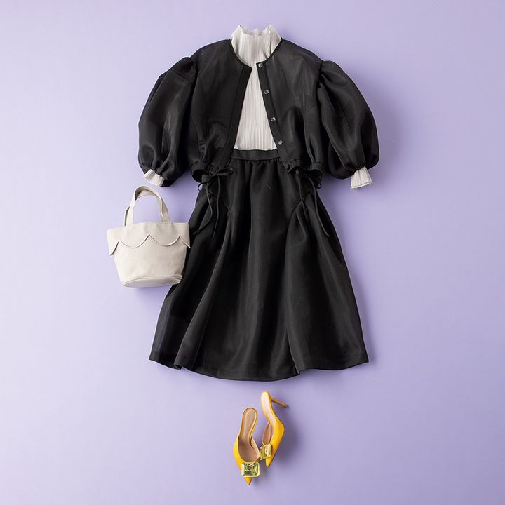 マーロンエノンフィのプリーツトップスとボリュームスカートにボリュームスリーブのブルゾンを羽織ったコーデ