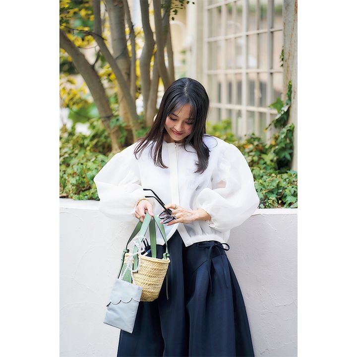 白のボリュームスリーブブルゾンにスカートを合わせたマーロンエノンフィのディレクターくみこさん