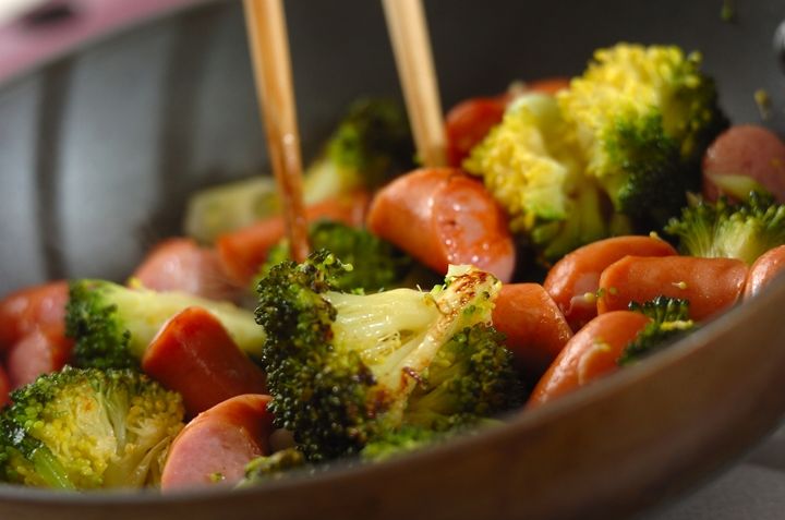 ソーセージとブロッコリーの塩炒めの作り方1