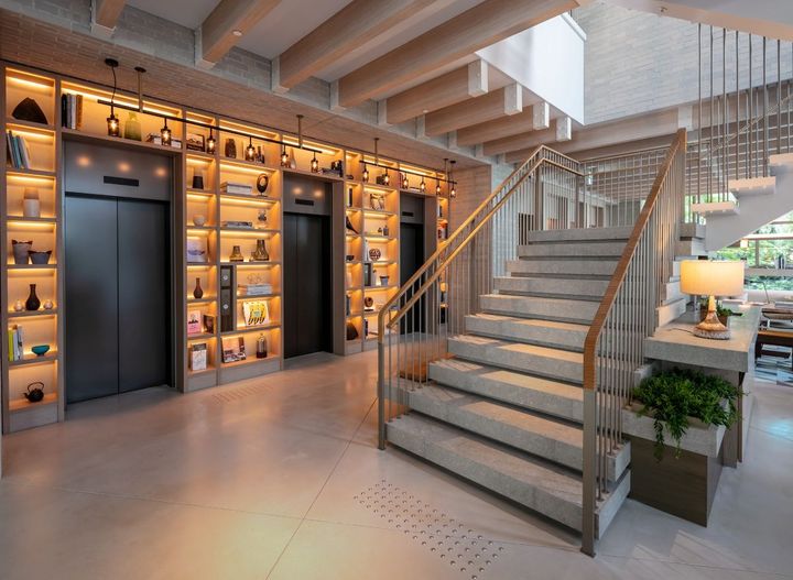 左手は1階エレベーターホール。ディスプレイでエレベーターがカモフラージュされているようだ。Photo by Stirling Elmendorf