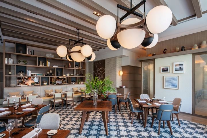 開放的なオールデイダイニング「UPSTAIRZ Lounge, Bar,Restaurant」。ここは一般客もりようできる。