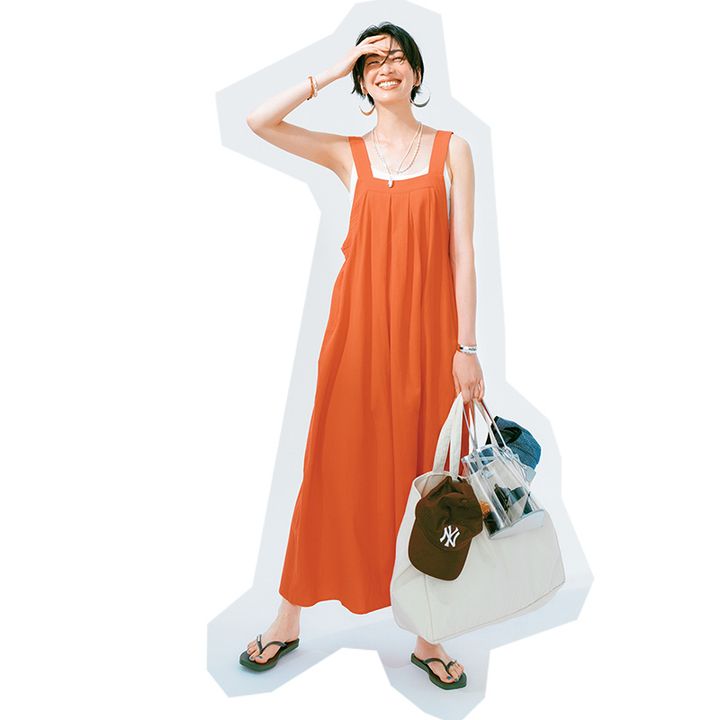 深めのスクエアカットの明るいワンピースに、タンクトップレイヤードコーデ