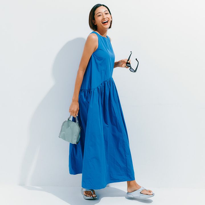 ブルーのノースリワンピにサングラス、ステラマッカートニーのミニバッグ