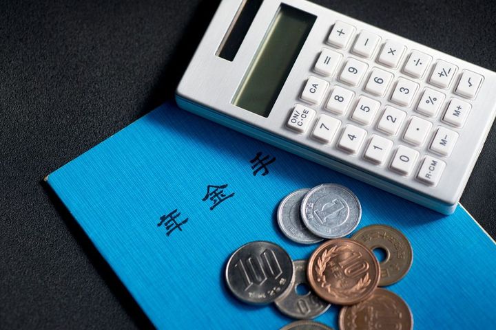 年金手帳と小銭と電卓