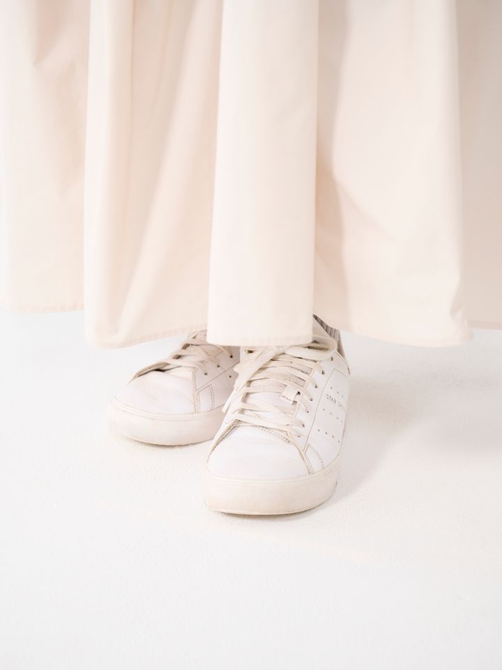 クラウドチームVERY坂井麻実の春のベージュコーデのスニーカー