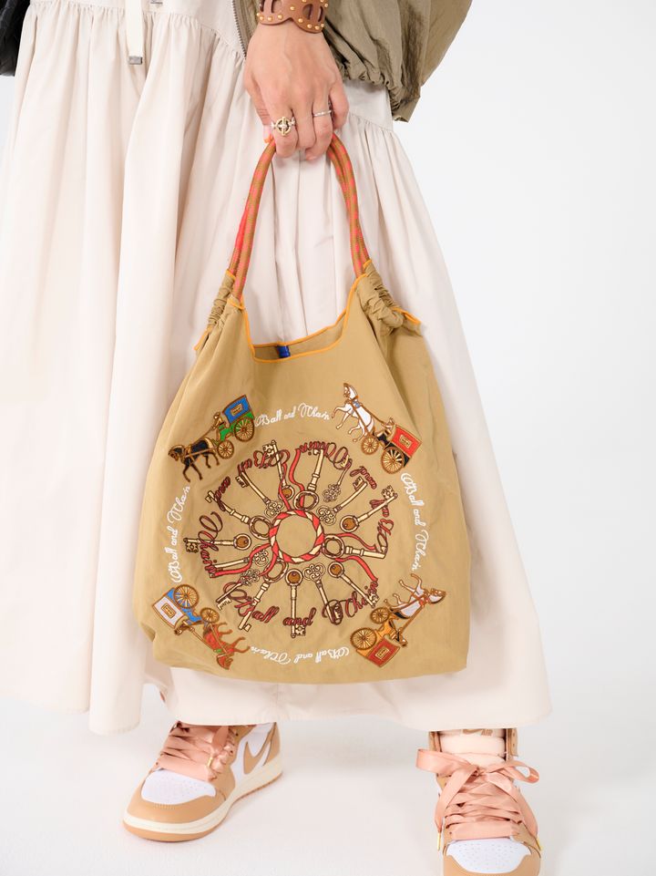 クラウドチームVERY髙松愛梨の春のベージュコーデのサブバッグ