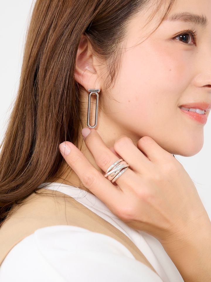 クラウドチームVERY明賀琴絵の春のベージュコーデのジュエリー