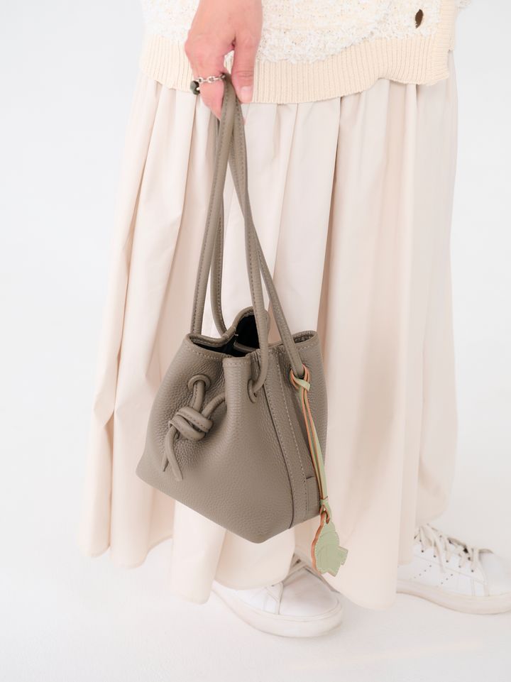 クラウドチームVERY坂井麻実の春のベージュコーデのバッグ