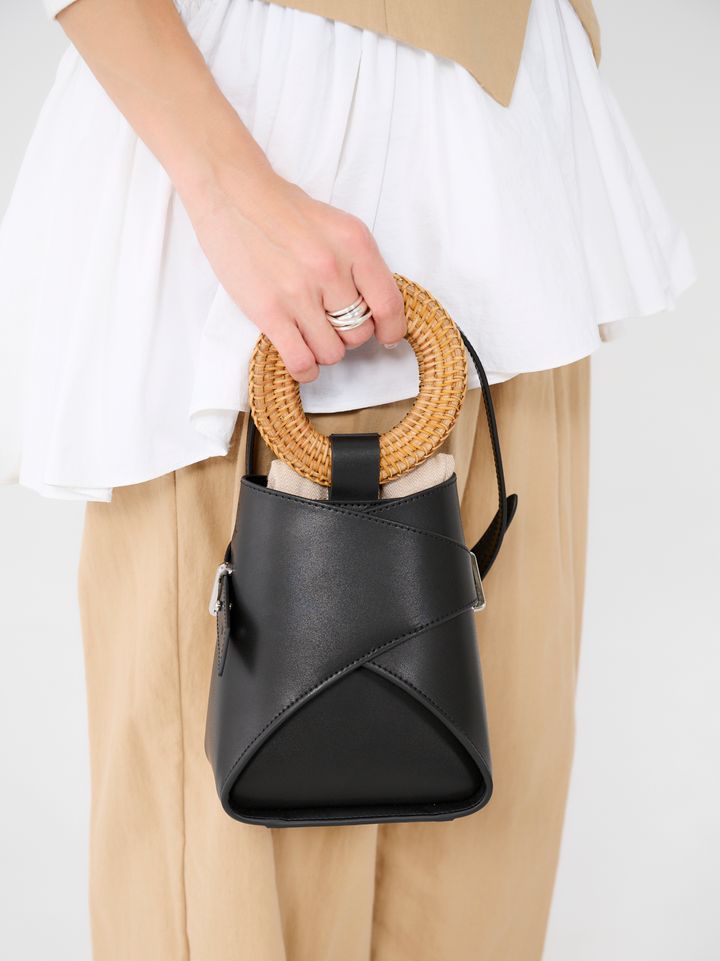 クラウドチームVERY明賀琴絵の春のベージュコーデのバッグ