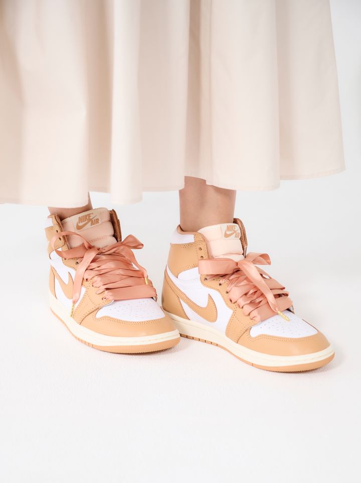 クラウドチームVERY髙松愛梨の春のベージュコーデのスニーカーはNIKE