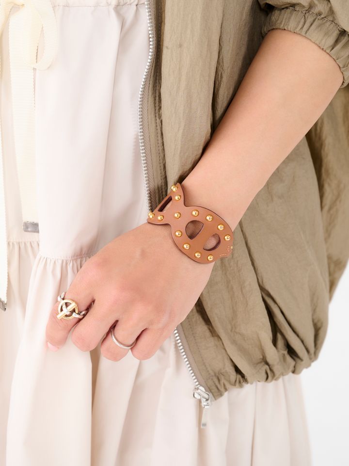 クラウドチームVERY髙松愛梨の春のベージュコーデの手元のジュエリーはエルメス中心