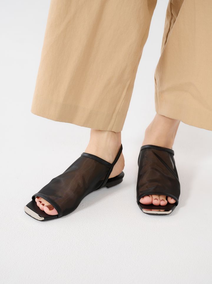 クラウドチームVERY明賀琴絵の春のベージュコーデのシューズはメッシュ