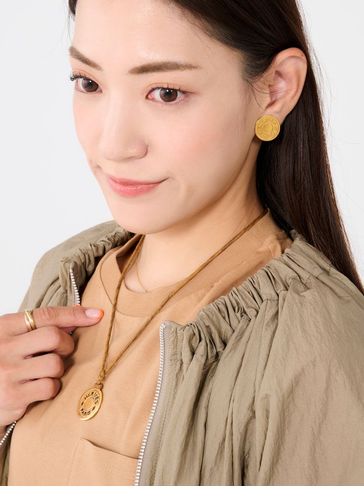 クラウドチームVERY髙松愛梨の春のベージュコーデのジュエリーはエルメス