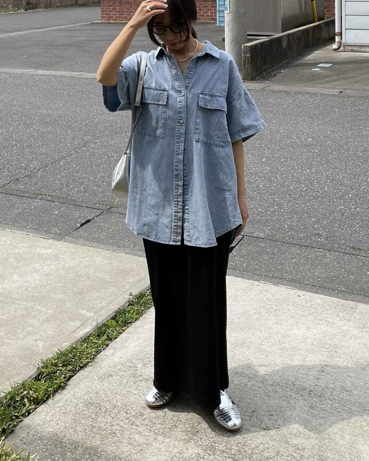 画像: タイトなスカートを合わせて