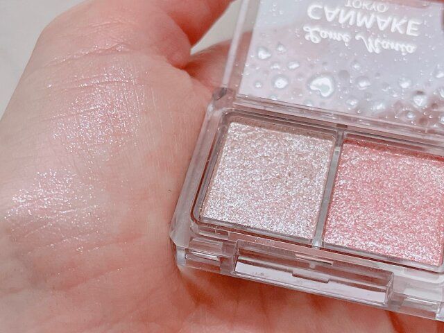 キャンメイク ラメマニア 02 ピンクプードル 手の平に付ける