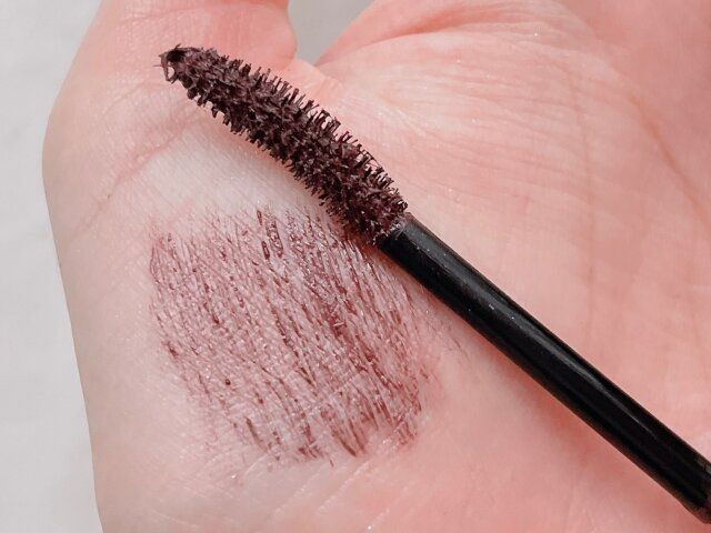 ヒロインメイク ロング＆カールマスカラ アドバンストフィルム 60 ブロッサムルビー 手の平に付ける