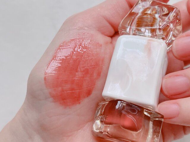 MISTINE タイラテジューシーグロス J03 ローズピンクのさざ波 手の平に付ける