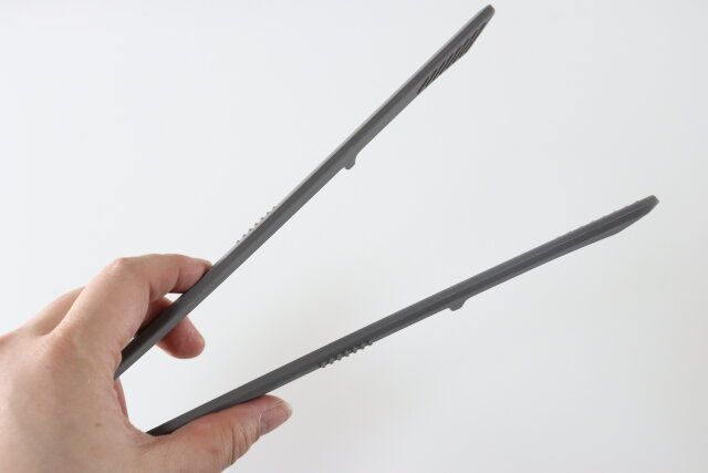 先がつかないシリコーントング 手に持った様子