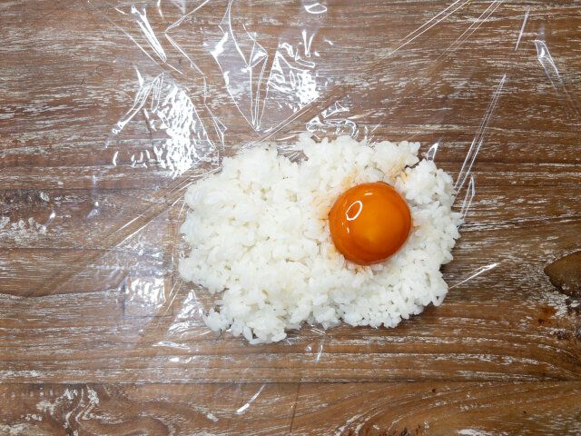 ご飯の上に卵黄を乗せる。