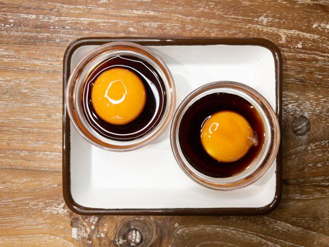 卵黄を小さなボウルに入れて①のだし醤油を大さじ1杯ずつかける。