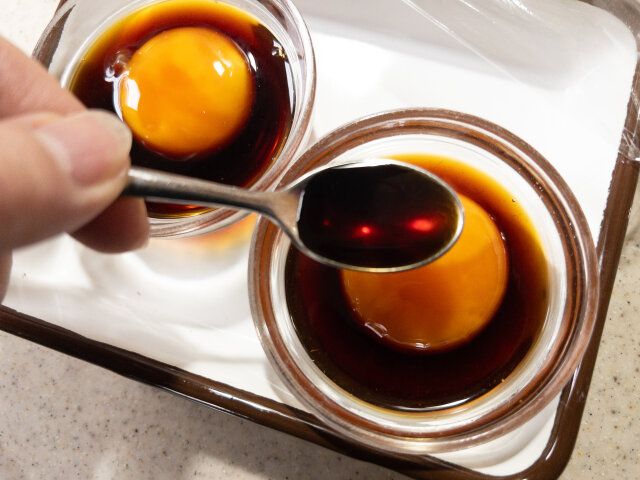 卵黄を漬けてる途中、卵黄の上からだし醤油をかけて、より漬かりをよくします。