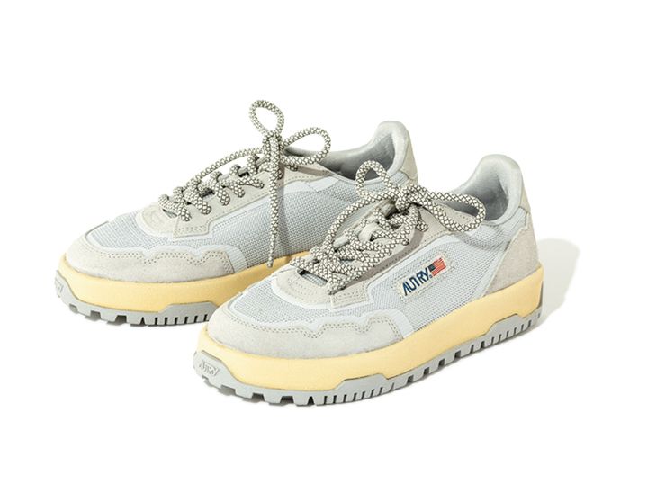 どんなアイテムにも合わせやすい軽やかで優しいグレートーンのスニーカー