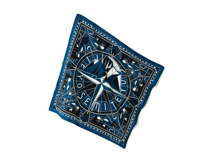 ヨセミテ国立公園から着想を得た複雑で壮大な柄のコットン100％のバンダナ