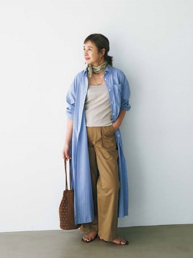 シャツワンピース¥7,920／クロス ファンクション、タンクトップ¥3,990／アンフィーロ（オンワード樫山）、パンツ¥3,990／無印良品（無印良品銀座）、スカーフ¥990／ジーユー、二連ネックレス¥9,900／アビステ、バッグ¥39,600／ピモンテ、靴¥66,000／ネブローニ（ピモンテ）