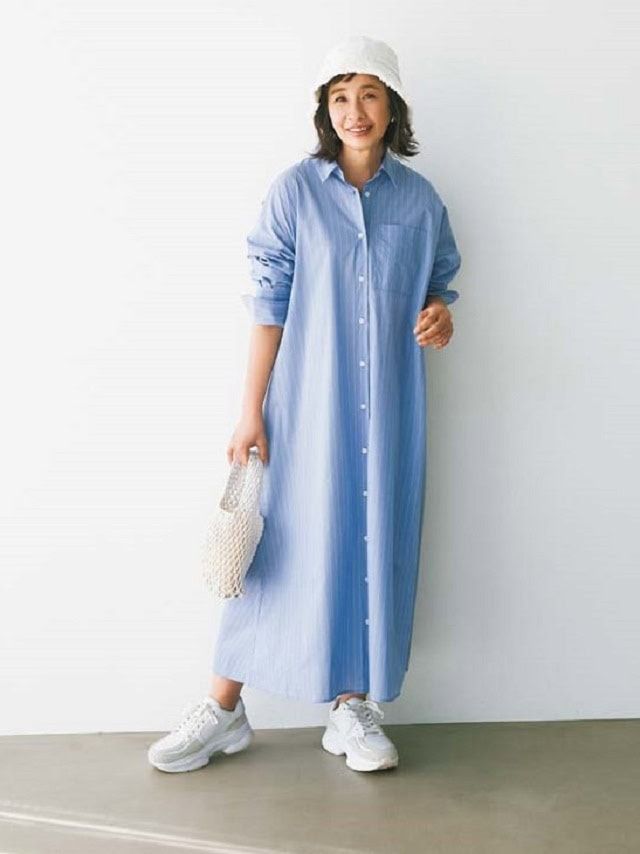 シャツワンピース¥7,920／クロス ファンクション、帽子¥4,950、バッグ¥4,290、靴¥23,100／すべてアトリエブルージュ、ピアス¥1,650／レプシィム（アダストリア カスタマーサービス）