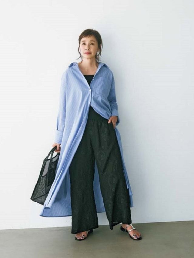 シャツワンピース¥7,920、タンクトップ¥1,980／ともにクロス ファンクション、パンツ¥12,000／プラステ、ピアス¥1,650／レプシィム（アダストリア カスタマーサービス）、バッグ¥22,000／オルセット（ピモンテ）、 靴¥13,750／アトリエブルージュ