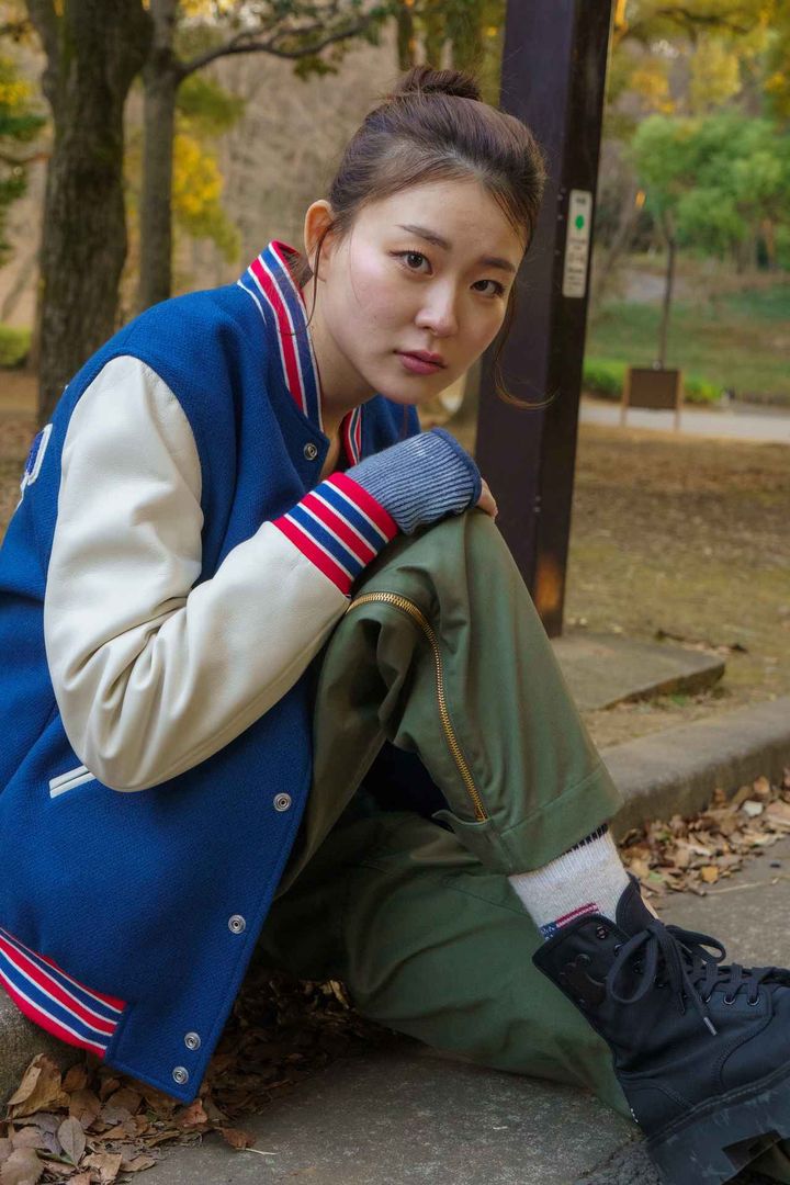 画像4: バランスを整えるカーキのパンツとブラックのブーツがポイント！