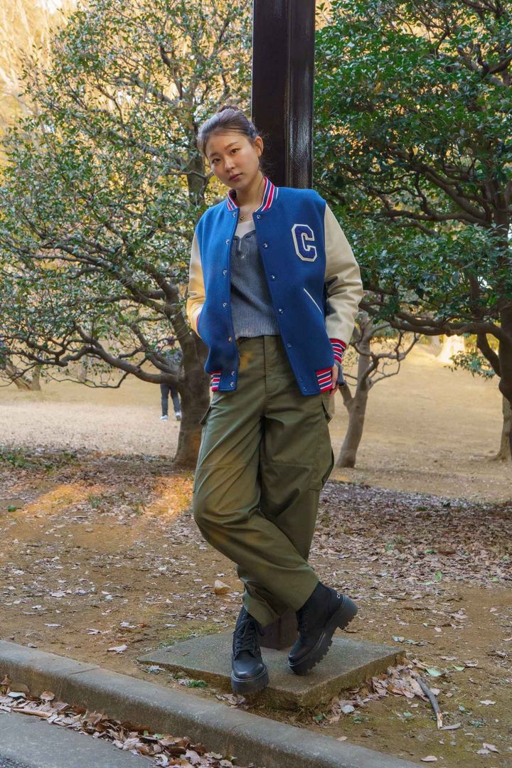 画像1: バランスを整えるカーキのパンツとブラックのブーツがポイント！