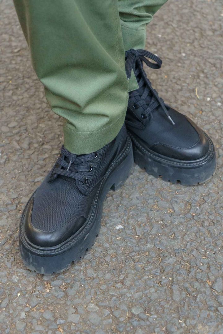 画像5: バランスを整えるカーキのパンツとブラックのブーツがポイント！