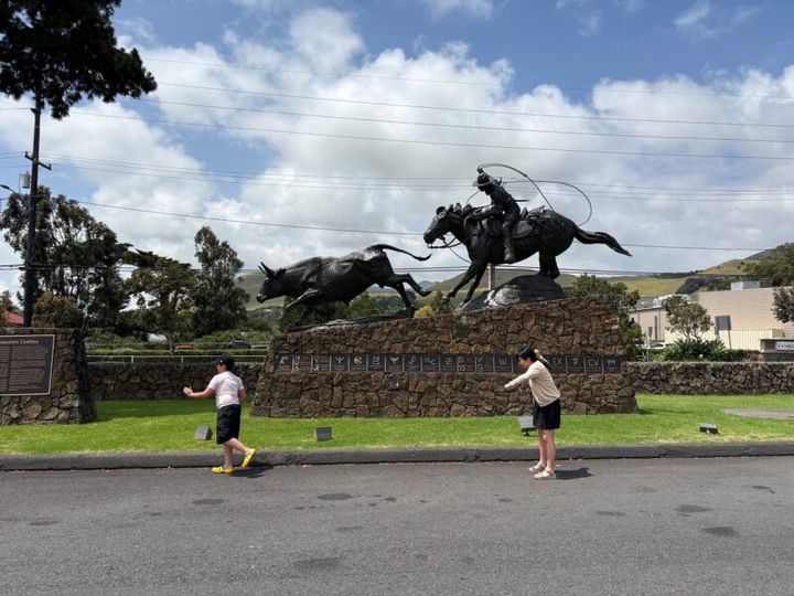 ハワイ島の牧場にある、カウボーイの像