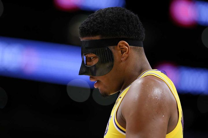 黒のフェイスガードを着けたレイカーズ・八村塁（C）Getty Images