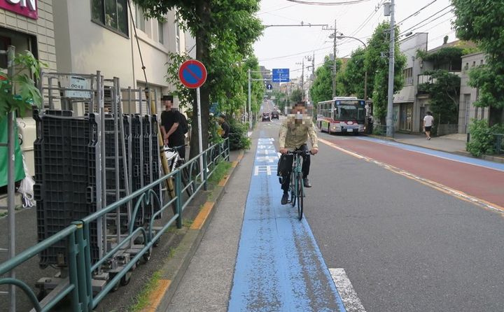 自転車専用レーンを逆走する自転車。これは「絶対ダメなヤツ
