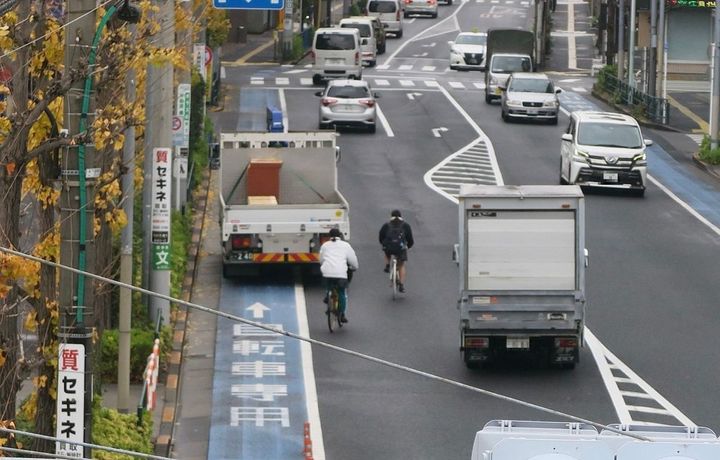 自転車専用レーンが整備されていても、駐車している車のせいで車道にはみ出すしかなく、危険な状態に