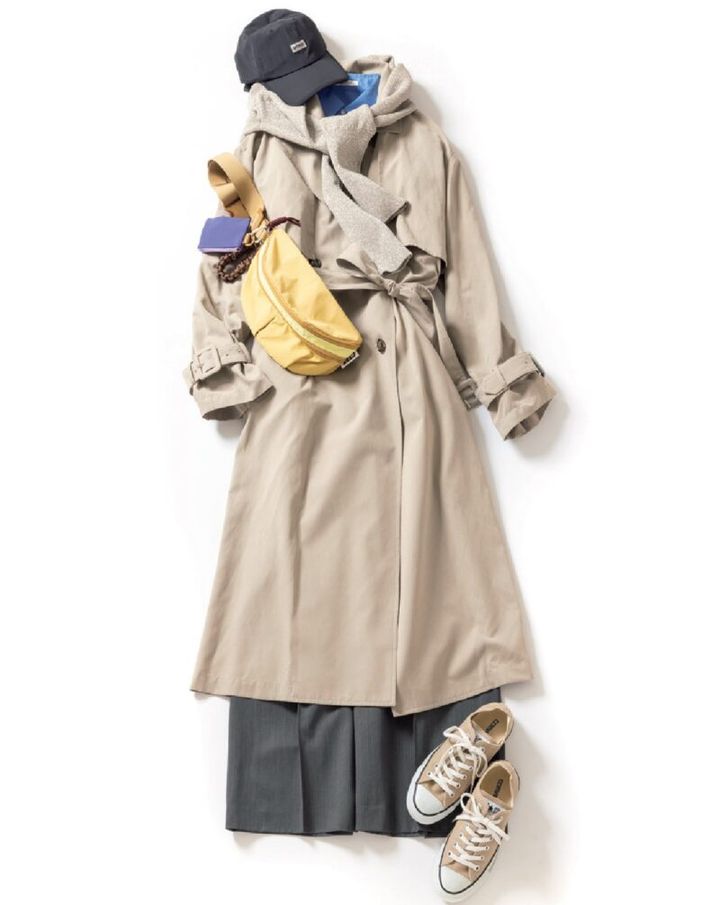 ブルーのシャツとトレンチのカジュアルコーデ