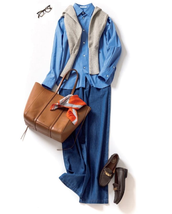 ブルーのシャツとデニムパンツのきれいめカジュアル